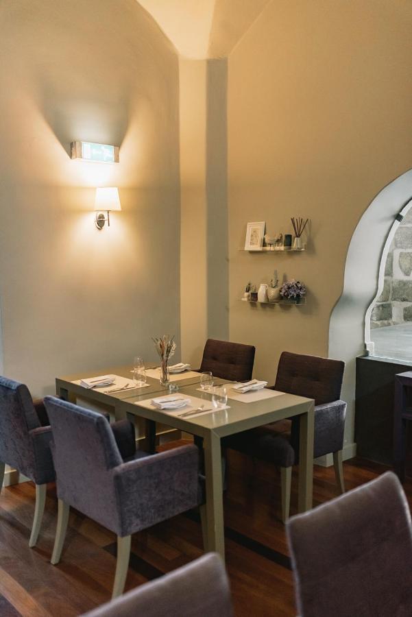 Hotel M'AR De AR Aqueduto Évora Exterior foto Restaurant "La Table d'Or"